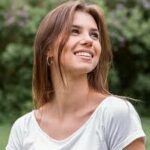illustration femme souriante